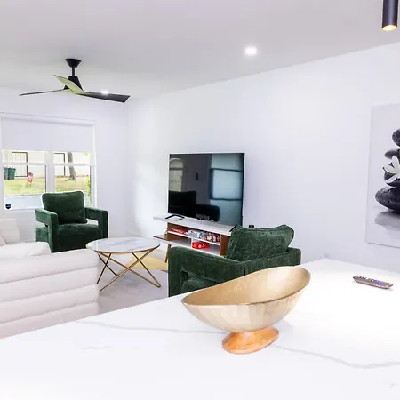 Luxe Retreat, Modern Gem With Private Backyard Oasis Vila